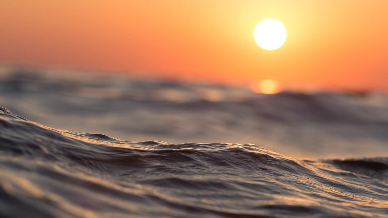 Por que o nível do mar está subindo além do esperado e quais são as consequências?