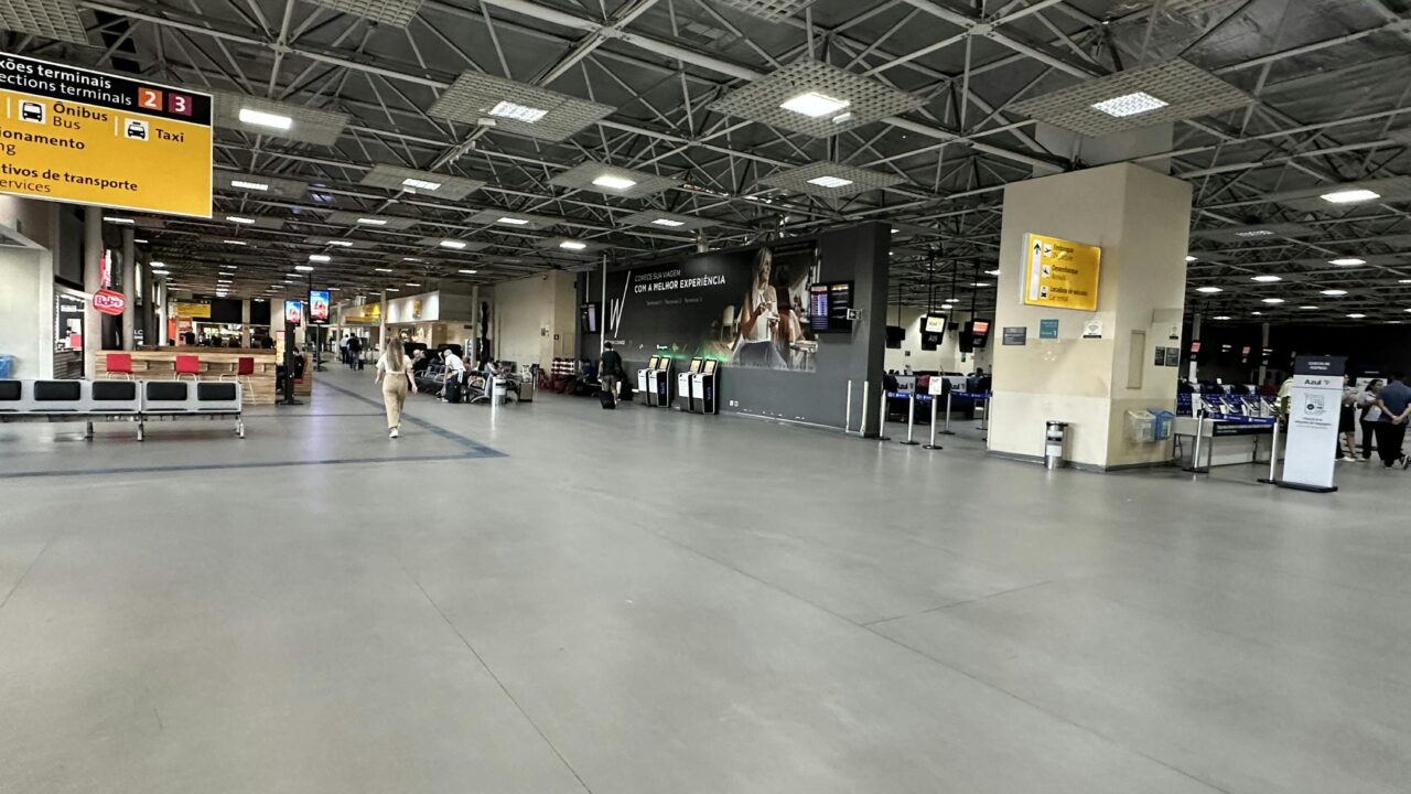Passageiros passam madrugada na fila do Aeroporto de Guarulhos após presença de drones