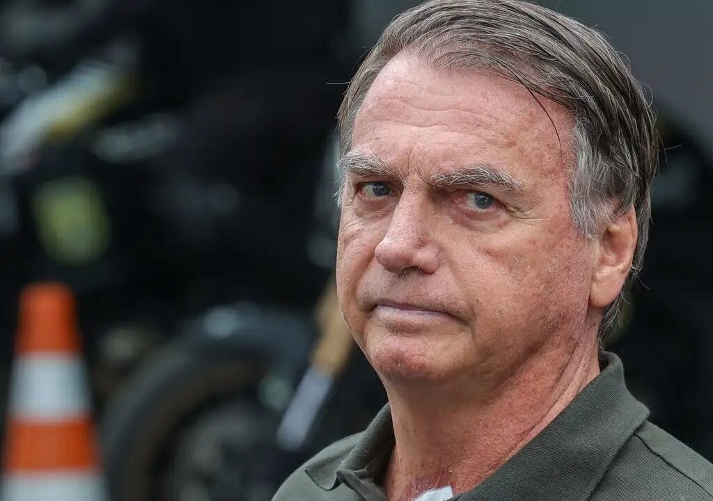 Bolsonaro é internado em Brasília para cirurgia no ombro após autorização do STF