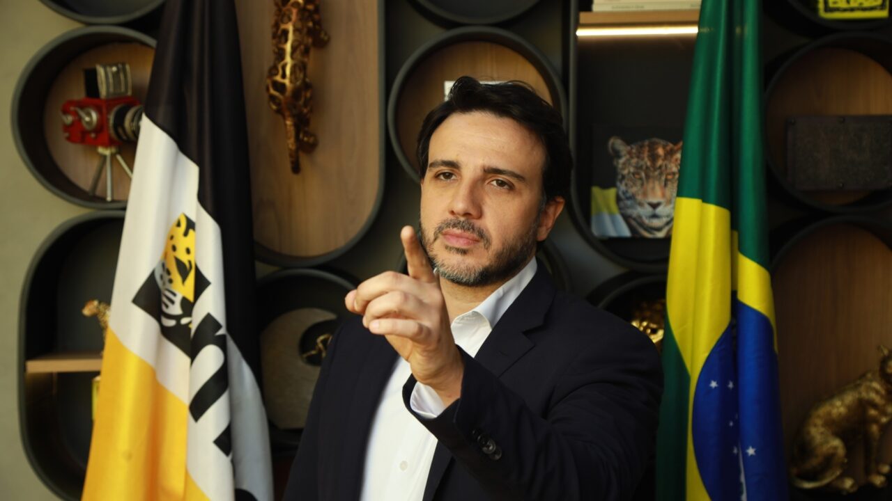 Renan Santos lança campanha presidencial e promete confronto com adversários e “inimigos da nação”